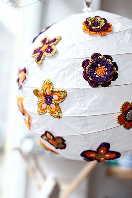 smilla Lampenschirm mit gehäkelten Blüten