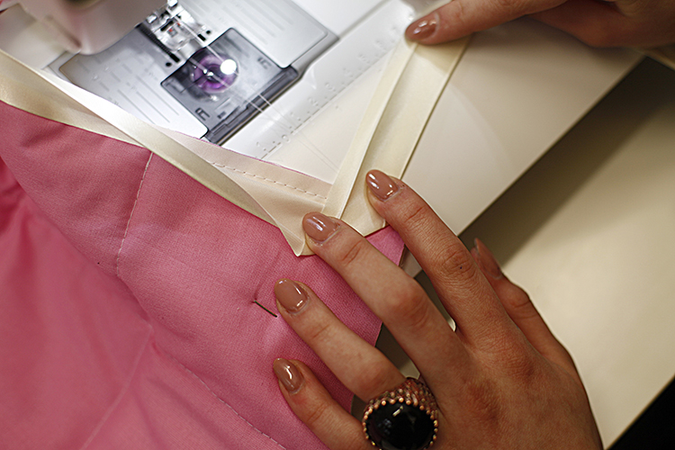 Dann das Schrägband im rechten Winkel nach oben klappen