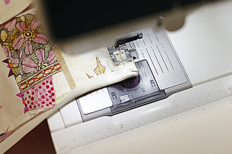 Beim Nähen auf der Vorseite legen sich die Ecken dann wie von selbst schön